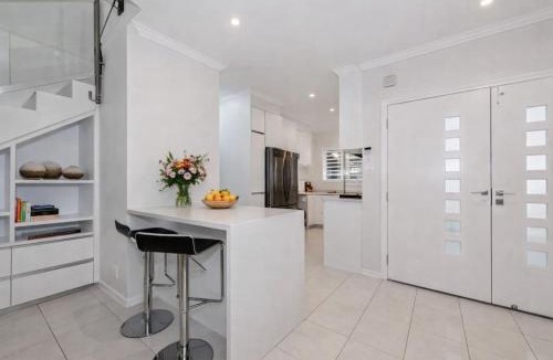 North Ward House | 4BR 2 half BA Stay Townsville, Walk to strand