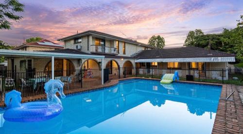 Robertson House | 4BR big family house with huge pool