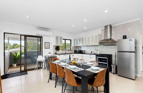 Carlisle House | 4BR Carlisle Stay Near Airport & Stadium Sleeps 8
