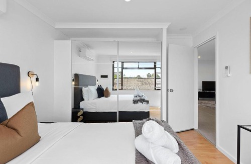 Carlisle House | 4BR Carlisle Stay Near Airport & Stadium Sleeps 8
