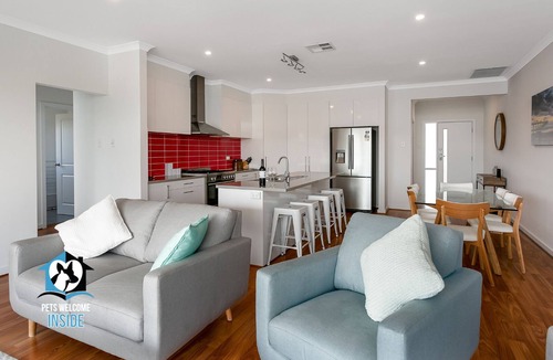 Port Elliot House | 4BR Contemporary Coastal Home with Rural Outlook.