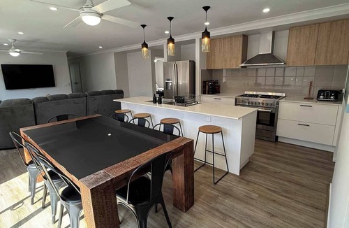 Mount Clear House | 4BR Mount Clear Manor - Sleep Up To 8 Guests!