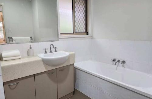 Redbank Plains House | 4BR Simple and Comfy Family Home between BNE and Ipswich