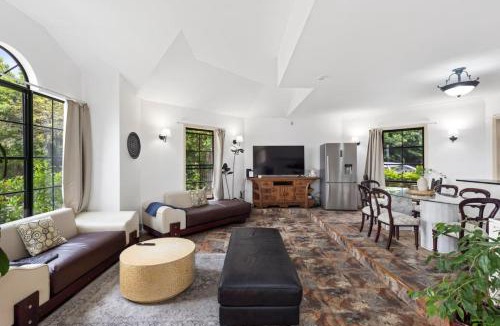 Daisy Hill Villa | 4BR Villa with Pool and Garden - Daisy Hill