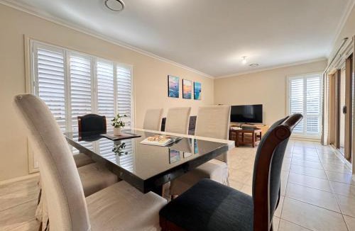 Penrith Villa | 5 Bedroom Group Accommodation Penrith CBD Sleeps 12 Near Hospital Stadium