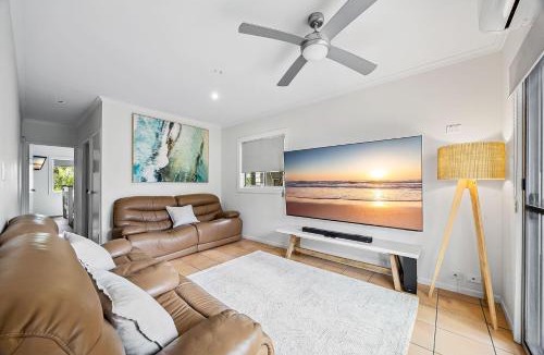 Alexandra Headland House | 5 bedroom home close to beach, pool and pet friendly