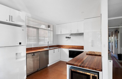 Highett Condo | 5-bedroom suite w/private kitchen & bathrooms