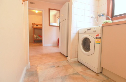 Melbourne House | 【5 BEDS】Walk to Train Station Melbourne CBD 14KM Airport 15mins