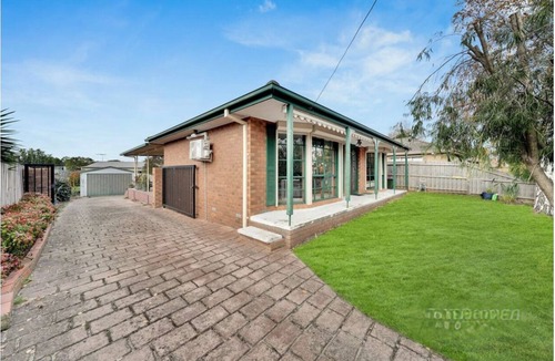 Frankston House | 5 BR House - Private Home on Shared Block