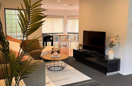 Terrigal Apartment | 5 min drive from Terrigal Beach. Modern apartment.