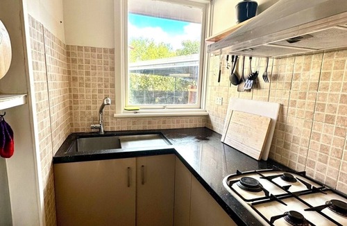 Glen Waverley Bed & Breakfast | 5 mins to largest park, 2 mins to highway & mall. Quality home, pet-friendly.