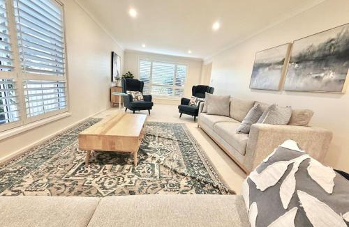 Caves Beach House | 5 Mins Walk to Beach, Large 5BR, 3 Bathrooms House