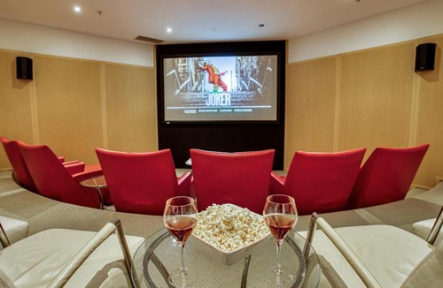 Mooloolaba Apartment | 5-Star Beachfront Retreat with Theatre & Pool