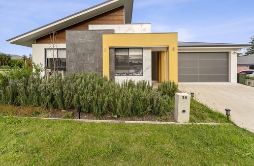 Redhead House | 5 Star category Beach House. Modern with Luxury.