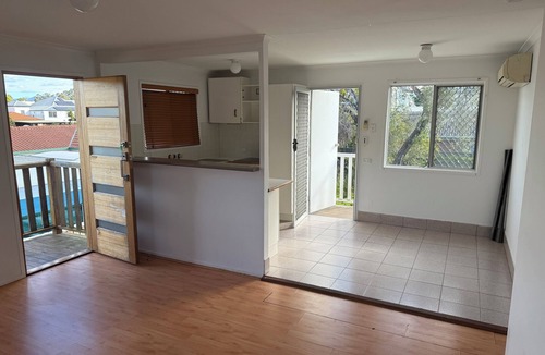 Coomera House | 500 metres to DREAMWORLD 4 BEDROOM HOUSE 100m to Shops and Boathouse TAVERN