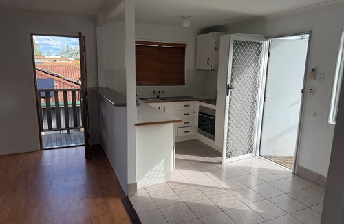 Coomera House | 500 metres to DREAMWORLD 4 BEDROOM HOUSE 100m to Shops and Boathouse TAVERN