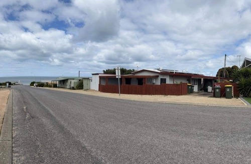 Muloowurtie House | 50M Walk to the beach! Great quick getaway from The City