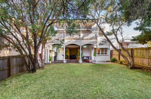 Woolloongabba House | 5BR Queenslander - walk to The Gabba - Sleeps 10