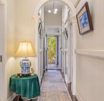 Woolloongabba House | 5BR Queenslander - walk to The Gabba - Sleeps 10