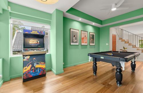 Bondi Beach Apartment | 5BR Sunny Bondi Home Steps to Beach for 13