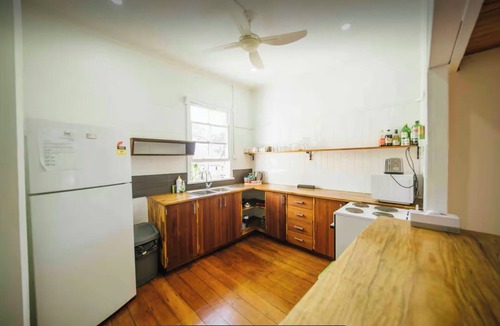 Parramatta Park Apartment | 6 bedroom 2 bathroom Apartment/Cairns Central