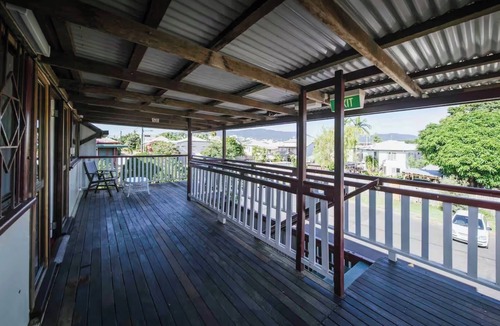 Parramatta Park Apartment | 6 bedroom 2 bathroom Apartment/Cairns Central