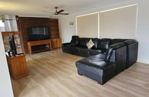 Pearce House | 6 Bedroom 2 Bathroom Large Home @Pearce