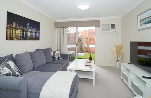 South Perth Apartment | 6 Light Bright Home in South Perth sleeps 4