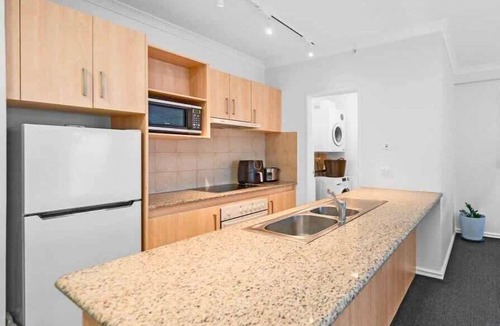 East Perth Apartment | 64 Sweeping Views EastPerth 2BR Pool+Pkg