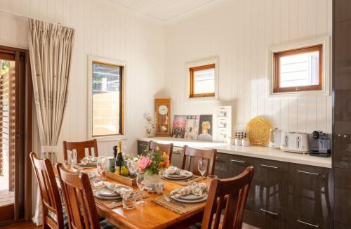 Coorparoo House | 6KM to CBD Convenient 5BR Queenslander Coorparoo