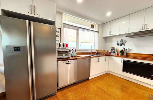 Highett House | 7 Bedrooms Fit 23 Full Kitchen, Shops Golf Nearby