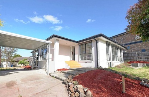 Frankston East House | 7 Olinda Pl, Frankston Holiday House Staycation Summer Getaway