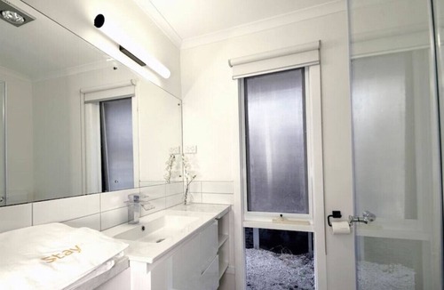 Frankston East House | 7 Olinda Pl, Frankston Holiday House Staycation Summer Getaway