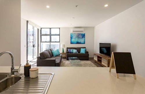 Newstead Apartment | 805 Newstead Â· Newstead City Skyline Large 1 BedApt w Carpark