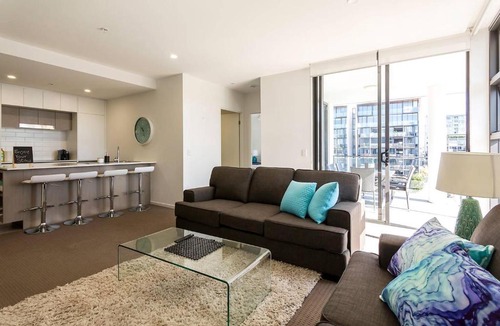 Newstead Apartment | 805 Newstead Â· Newstead City Skyline Large 1 BedApt w Carpark