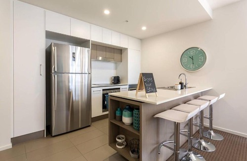 Newstead Apartment | 805 Newstead Â· Newstead City Skyline Large 1 BedApt w Carpark