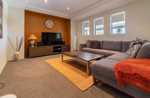 Beaconsfield House | 9 Beaconsfield Delight