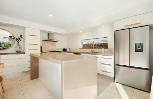 Sunshine Beach House | 9 Depper Street - Large Residence Entire 6 Bed House