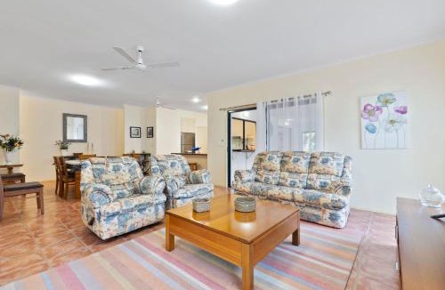Rainbow Beach House | 9 Esprit Drive - Rainbow Shores - Wifi - Aircon
