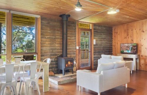 Dalmeny House | 98 Ocean Parade Rustic Log Cabin