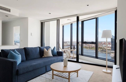Docklands Apartment | A 2BR Apt with Amazing Harbor Views, FREE Parking