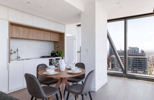 Melbourne Central Business District Apartment | A 2BR Apt with Stunning City Views, FREE Parking