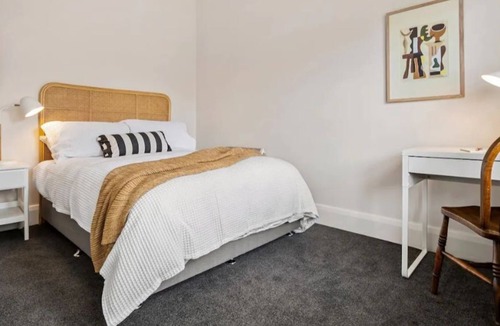 South Melbourne Apartment | A+ Albert Park Art Deco Gem. Sleeps 5. Avalon4.