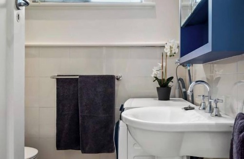 Albert Park Apartment | A+ Albert Park Art Deco Gem. Sleeps 5. Bevan4.