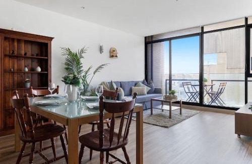 Carlton South Apartment | A Chic 2BR Apt Near Melbourne Uni FREE Parking