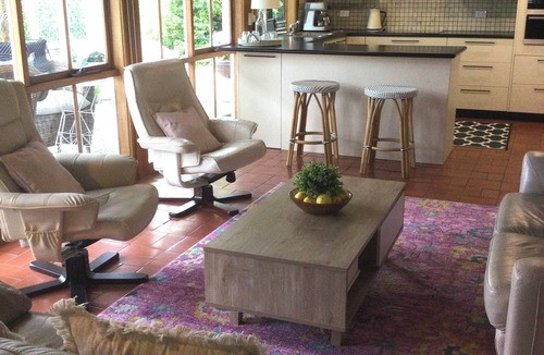 Healesville House | A comfortable 2 storey house with undercover outdoor eating area,fire pit & wifi