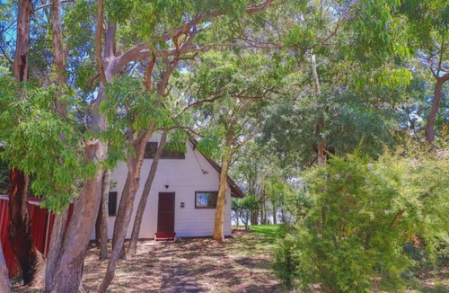 Summerland Point House | A-frame cottage beside beautiful Lake Macquarien