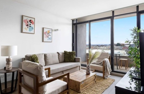 Carlton South Apartment | A Lux 2BR Apt Next to Melbourne Uni, Free Parking