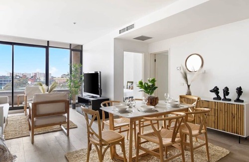 Carlton South Apartment | A Lux 2BR Apt Next to Melbourne Uni, Free Parking