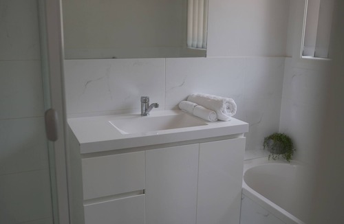 Scullin House | A Luxurious 3 Bedroom Executive Home-Private Retreat